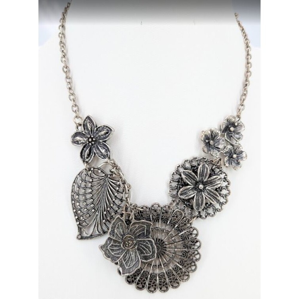 Statement Necklace Premier Designs Botanical Silver Tone Filigree Disc Pendant